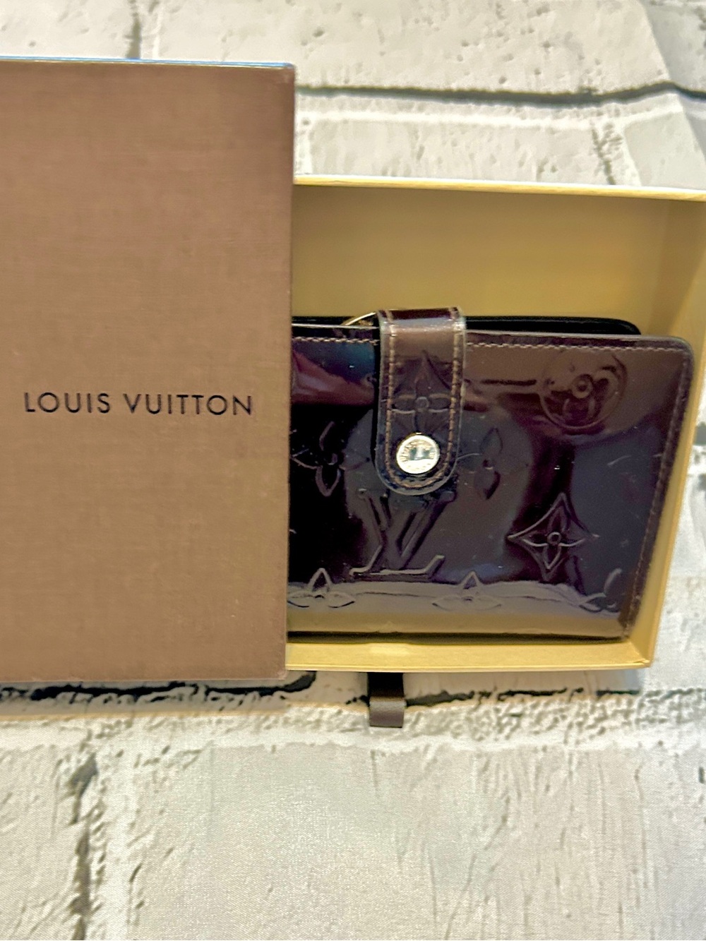 Louis Vuitton Vernis Kiss Lock Compact Wallet - Deep Burgundy - Picture 15 of 15